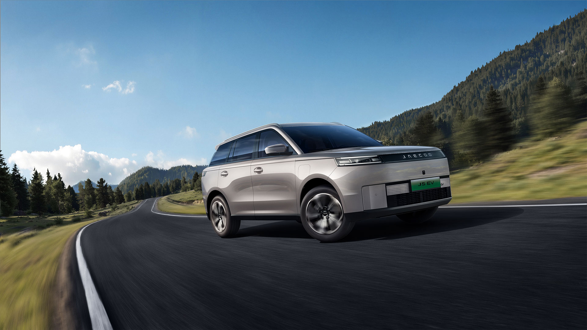 jaecoo-5-ev-in-movimento-su-strada-in-montagna