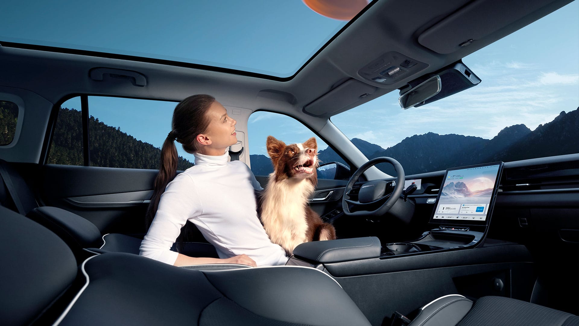 jaecoo-5-interni-spaziosi-con-donna-e-cane-a-bordo