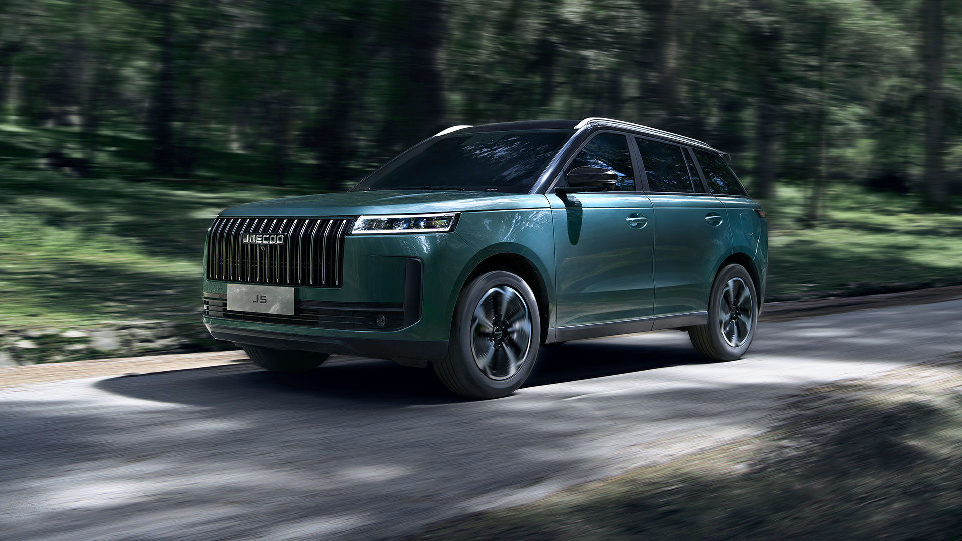 suv-jaecoo-5-in-movimento-su-strada-panoramica